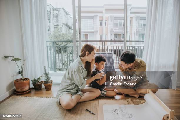 actividad de fin de semana de la familia asiática jugando con conejo-foto de archivo - familia en casa fotografías e imágenes de stock