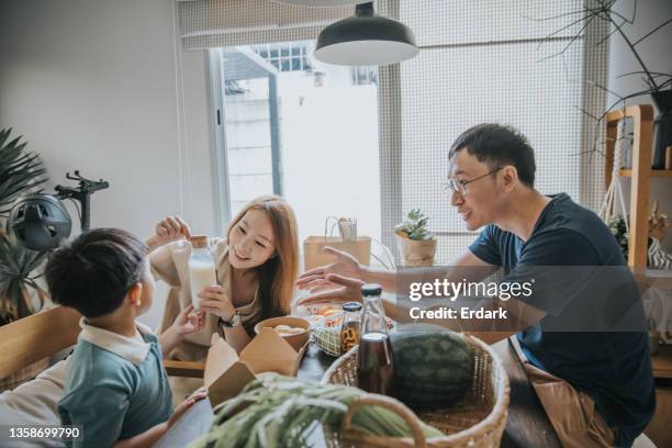 asiatische familie packt lebensmittel aus dem nachfüll-shop-stock-foto aus - asian family shopping stock-fotos und bilder