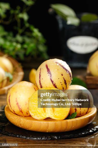 ginseng fruit is placed on the deep bottom - pepino stockfoto's en -beelden