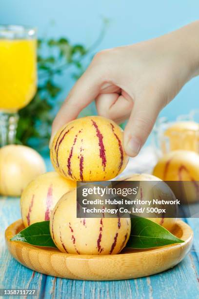 there are longevity fruits in the wooden plate - pepino stockfoto's en -beelden