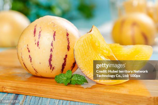 there are longevity fruits on the bottom of the wood - pepino stockfoto's en -beelden