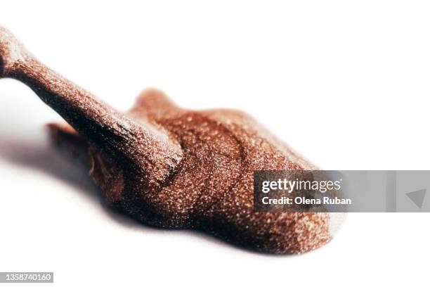 brown nail polish with brush. - maquillage rituel photos et images de collection