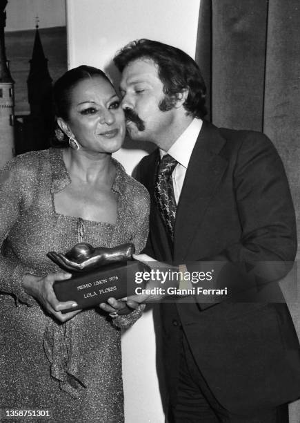 Spanish dancer and singer Lola Flores and television presenter José Maria Iñigo , Madrid, Spain, 1977.