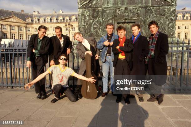 Le groupe britannique The Pogues et son chanteur Shane MacGowan sur la place vendôme à Paris en mars 1988, France