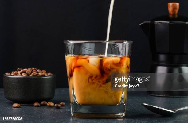cold brew coffee - カフェラテ ストックフォトと画像