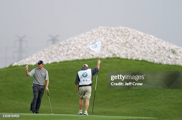 Ernie Els from South Africa putts out on the 9th while playing the continued round four. Els won by 13 strokes at 26 under par BMW Asian Open, Tomson...