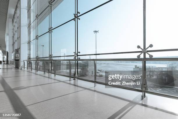 empty airport terminal waiting area lounge - airport terminal interior fotografías e imágenes de stock