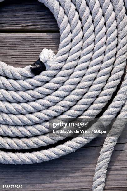 rope on dock,close-up of rope tied on wooden table,cutchogue harbor,united states,usa - boat deck background stock pictures, royalty-free photos & images