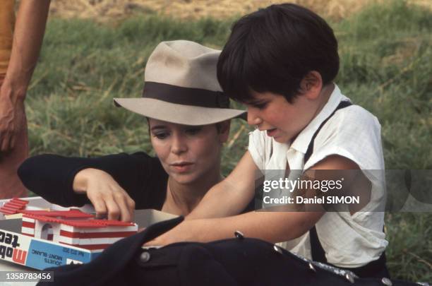 Portrait de Marie-José Benhalassa, dite Marie José Nat et de son fils David Drach sur le tournage du film "Les violons du Bal" de Michel Drach en...