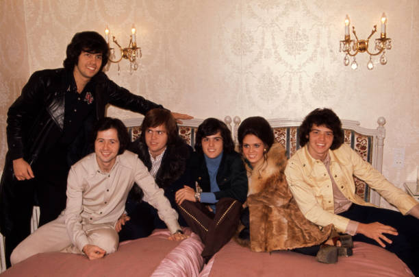Le groupe américain "Osmond Brothers" et de leur soeur Marie Osmond dans une chambre d'hôtel, circa 1970.