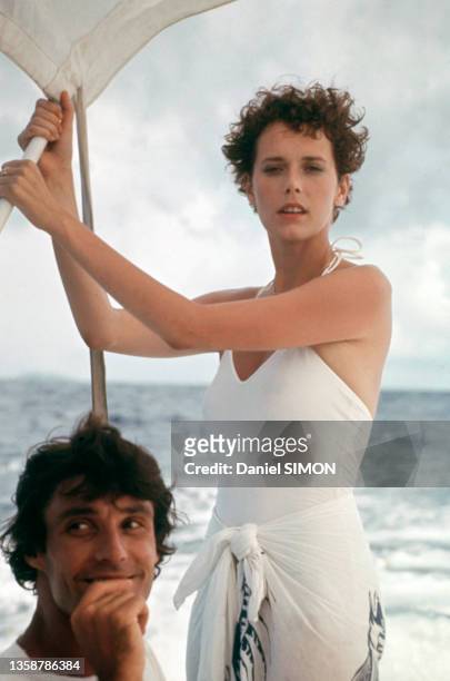 Sylvia Kristel avec son partenaire sur le tournage du film 'Goodbye Emmanuelle' en avril 1977, aux Seychelles