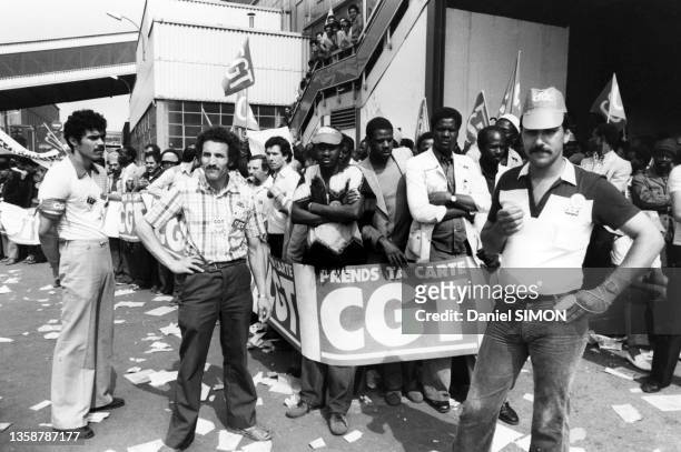 Des membres de la CGT bloquent l'usine Tablot de Poissy, le 10 juin 1982.