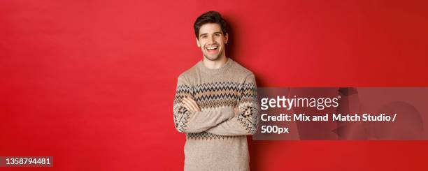 portrait of cheerful,attractive man in christmas sweater,laughing - weihnachtspullover mann stock-fotos und bilder