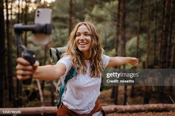 young woman hiker recording vlog - vlogging 個照片及圖片檔