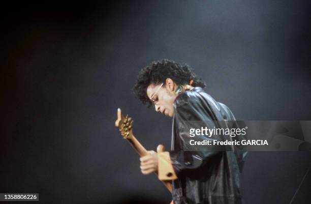 Le chanteur américain Prince lors d'un concert en juin 1987 au Parc des Princes à Paris.