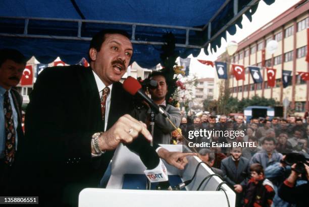 Tayip Erdogan, maire d'istanbul, s'adresse à la foule durant un meeting, en octobre 1995.