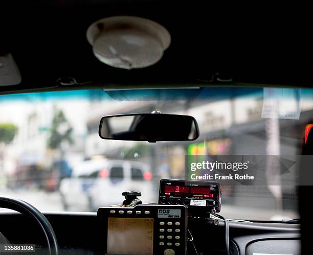 a dashboard in taxi - taxi van stockfoto's en -beelden