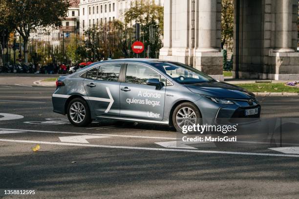 voiture uber à madrid, espagne - uber marque déposée photos et images de collection