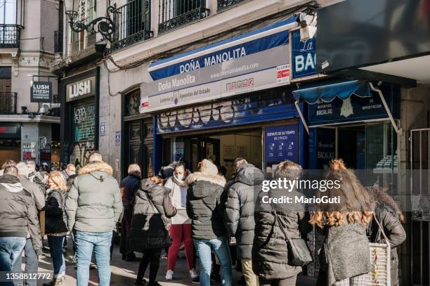 doña manolita lottery shop - lotaria imagens e fotografias de stock