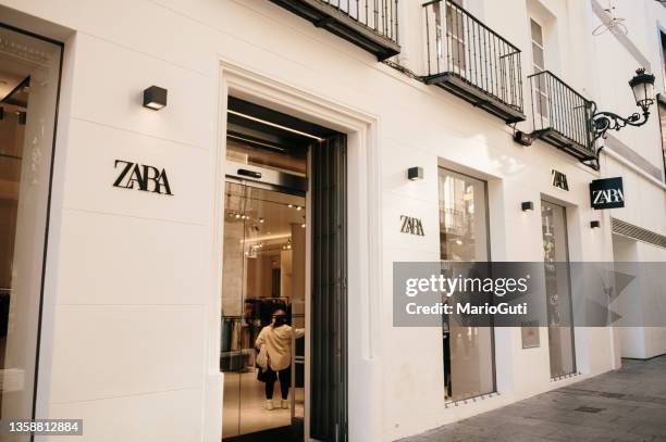 zara store - zara brand name imagens e fotografias de stock