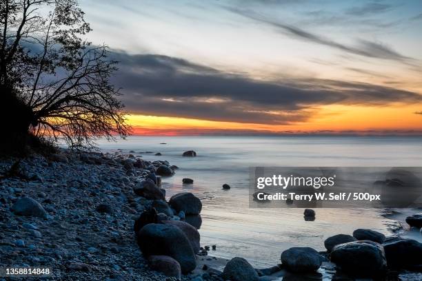 autumn sunrise,scenic view of sea against sky during sunset,cobourg,ontario,canada - cobourg imagens e fotografias de stock