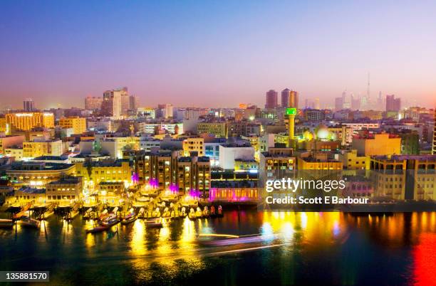 dubai creek towards deira and sheikh zayed rd - deira 個照片及圖片檔