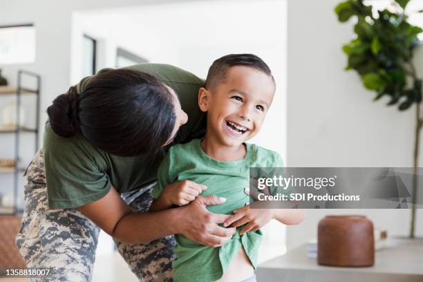 soldado irreconhecível faz cócegas no filho da pré-escola - tickling - fotografias e filmes do acervo