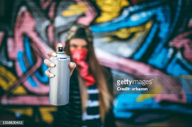 graffiti artist pointing a spray can at the camera - vandalism 個照片及圖片檔
