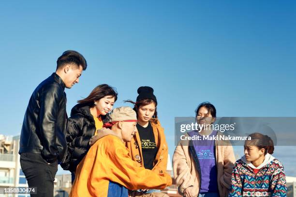 friends are talking under the blue sky. - 19 to 22 years and friends and talking stock pictures, royalty-free photos & images