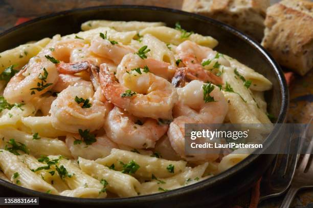 creamy shrimp rigatoni - penne imagens e fotografias de stock