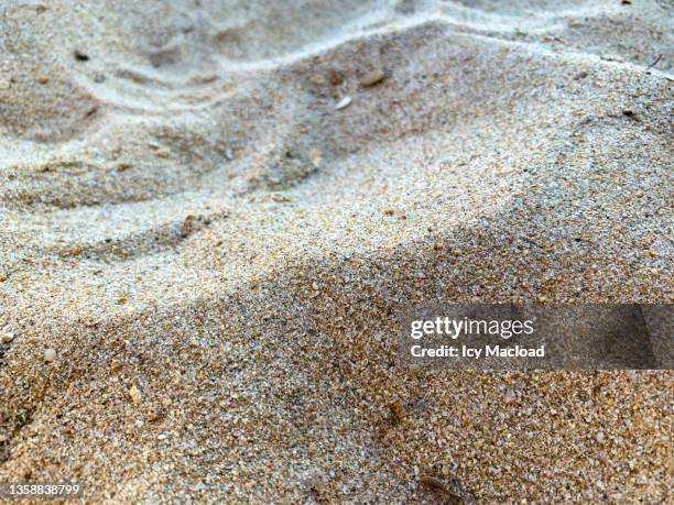 the sand becomes precious - silicaat stockfoto's en -beelden