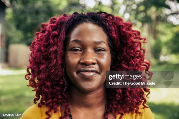 portrait of cheerful young woman with dyed red hair - rood gekleurd haar stockfoto's en -beelden