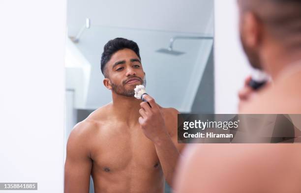 scatto di un bel giovane che si applica la crema da barba sul viso con un pennello nel bagno di casa - shaving foto e immagini stock