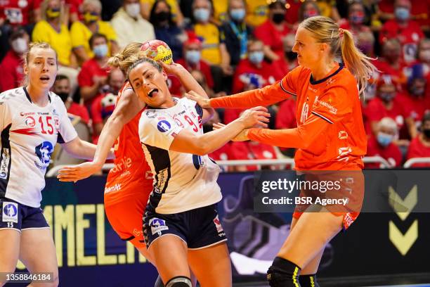 Nora Mork of Norway and Kelly Dulfer of Netherlands during the 25th IHF Women's World Championship match between Netherlands and Norway at Palacio de...