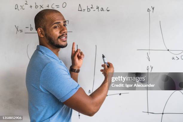 math teacher teaching baskara formula - wiskunde stockfoto's en -beelden