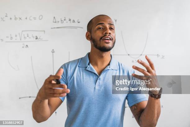 mathelehrer erklärt das neue fach - school teacher blue stock-fotos und bilder