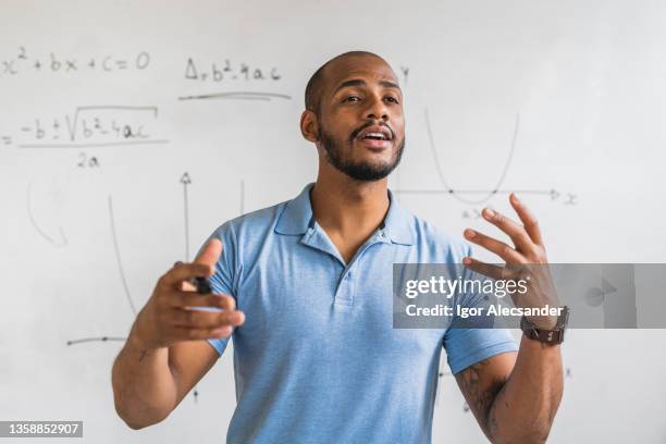 math teacher explaining the new subject - teacher man bildbanksfoton och bilder