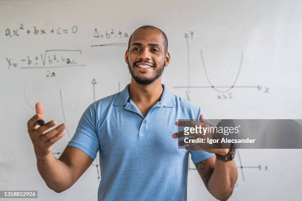 mathematik lehrer im klassenzimmer - teacher stock-fotos und bilder