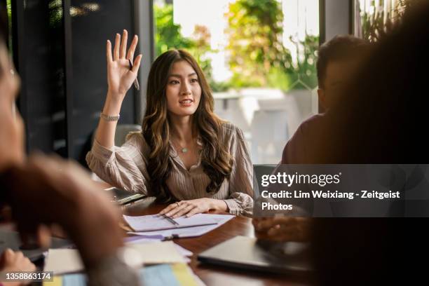 business lady asking a question during a discussion - fråga bildbanksfoton och bilder