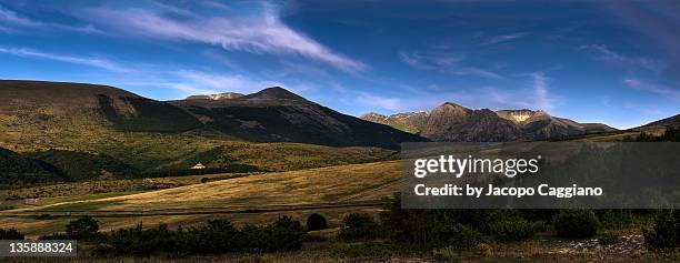 hills and blue sky - jacopo caggiano stock-fotos und bilder