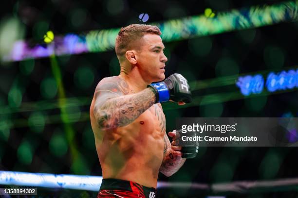 Dustin Poirier prepares for his lightweight title fight against Charles Oliveira of Brazil during the UFC 269 event at T-Mobile Arena on December 11,...