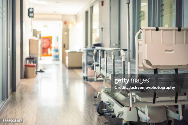 empty hospital beds in hospital corridor - sjukvårdsbyggnad bildbanksfoton och bilder