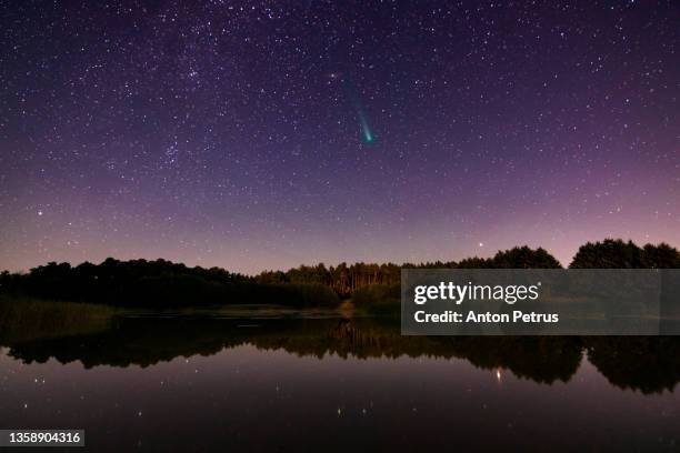 comet c/2021 a1 leonard  at dawn over the river. - sternschnuppe stock-fotos und bilder