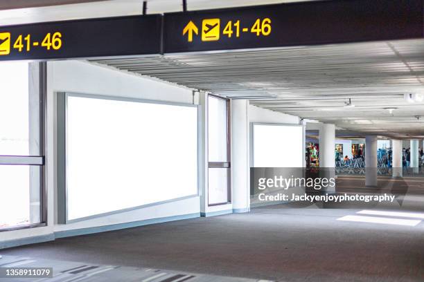 fabric pop up basic unit advertising banner media display backdrop, empty background in airport - commercial aircraft flying stockfoto's en -beelden