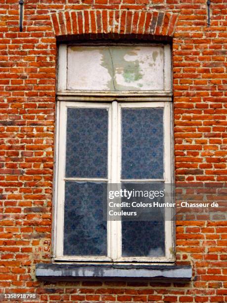 weathered window and brick house facade in brussels - marco de ventana fotografías e imágenes de stock