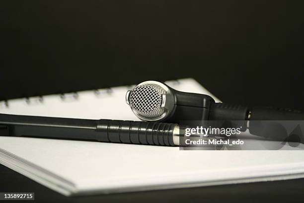 reporter trucs - interview photos et images de collection