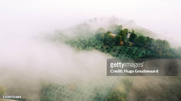 drone shot of the landscape in umbria in italy. - tuscany villa stock-fotos und bilder