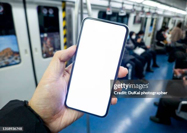 use smartphone 5g in the subway. china - vue subjective main photos et images de collection