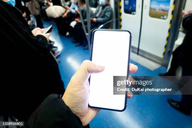 use smartphone 5g in the subway. china - metro screen door stock-fotos und bilder