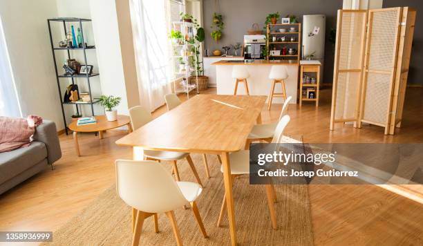 open plan kitchen at a nordic style apartment. full of green plants - salle à manger photos et images de collection